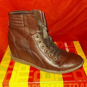 8.5 Brown BareTraps Boots